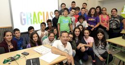El docente pos� ayer con sus alumnos en una de las clases de la ma�ana. 