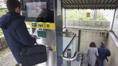 Usuario abonando su estancia en el cajero autom�tico del p�rking de la plaza de Espa�a.