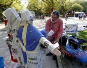 C�sar Lombera, pistola en mano, ayer, en la Alameda.