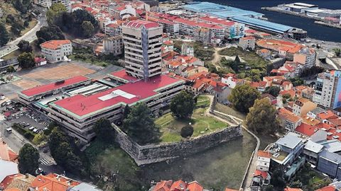 Vista de la muralla de San Sebastián sobre la que instalaron el Concello.