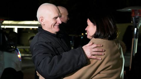 La l�der opositora Sviatlana Tsikhanouskaya da la bienvenida a Ales Bialatski en Vilnius (Lituania).