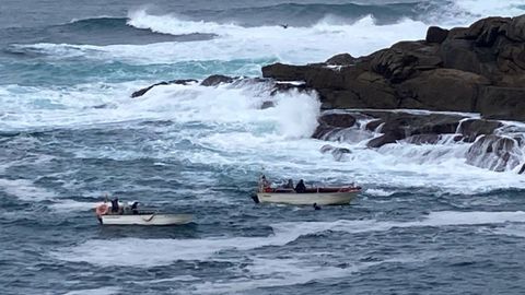 Un golpe de mar hunde la embarcaci�n de unos percebeiros frente al Aquarium