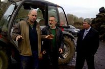 El propietario de la firma con Jos� Manuel Cores Tour�s y el alcalde de Agolada, Ramiro Varela.