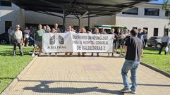 Jos� Rodr�guez, meg�fono en mano, en la concentraci�n del jueves ante el Hospital Comarcal de Valdeorras.