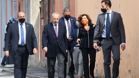 La presidenta del Senado italiano Maria Elisabetta Alberti Casellati  llega a un colegio electoral para votar en el referendo constitucional, en Padua