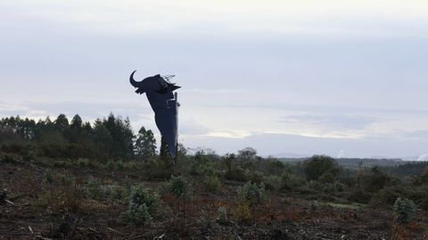 El toro de Osborne de Coir�s, decapitado por el viento. 