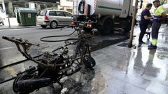Arde un coche y una moto en la avenida de Bala�dos en Vigo