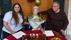 Angustias, de 102 a&ntilde;os, entre una trabajadora de la residencia de O Carballi&ntilde;o y su hijo.
