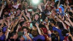 El presidente de Argentina, Javier Milei, rodeado de seguidores, durante un acto electoral en octubre