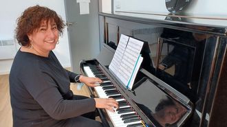 <span lang= gl >Ademais de dirixir a escola de m�sica, Alianza Uh�a � mestra de piano e de linguaxe musical</span>