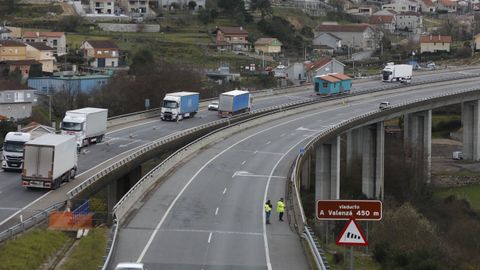 Viaducto de A Valenz�, en la A-52 en Ourense, con una calzada cerrada al tr�fico para reforzar la estructura