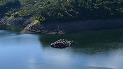 El descenso del nivel del embalse deja ver la parte superior del promontorio