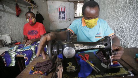 En Monrovia, Liberia, un hombre cose mscaras faciales de diferentes colores