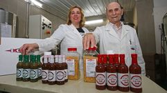 Rosa y su padre, Severino, mostrando algunos de los productos estrella de Lorri.