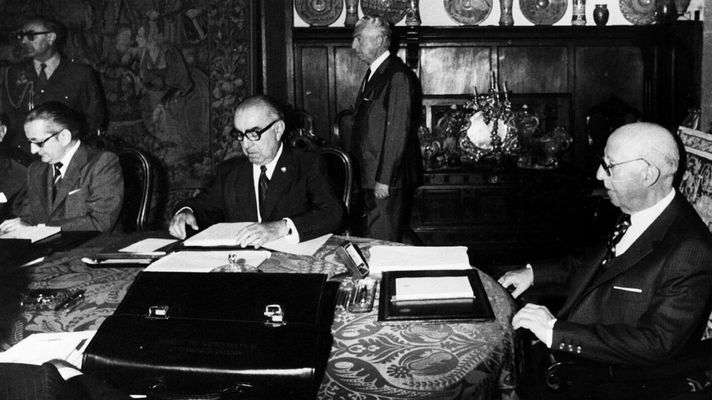 Franco (derecha) presidiendo un consejo de ministro en el pazo de Meir�s