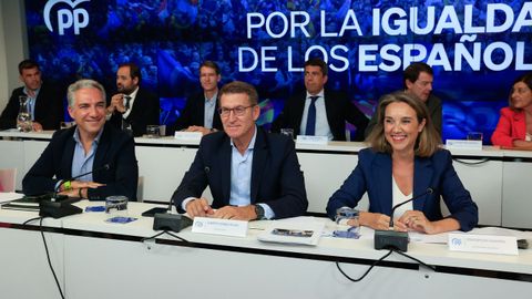 En el centro, Alberto Nez Feijoo junto a Cuca Gamarra y Elas Bendodo.