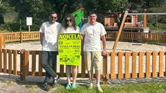 Membros da comisi�n de Noicela, co cartel anunciador das festas 