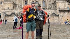 ngel Campos, a la derecha, realiz la peregrinacin con otro vilalbs, Marcos Soto Carballeira, que aparece a su lado