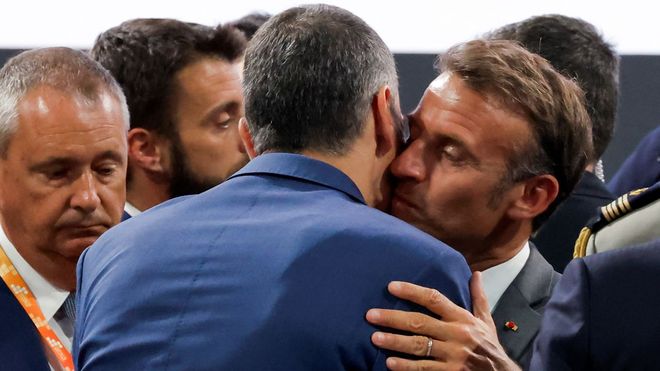 Emmanuel Macron besa a Pedro Snchez a su llegada a la reunin