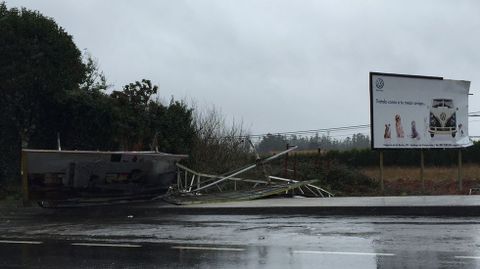 Cartel derribado por el viento en O Mercuto (Ames)