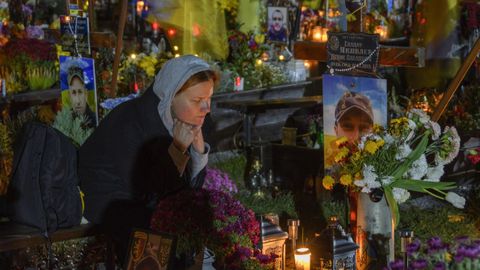 Velas en honor de los soldados fallecidos en la guerra de Ucrania.