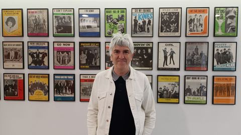 �lex Cooper, con parte de su colecci�n de partituras de grandes �xitos del pop de la d�cada de los 60.