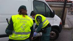 Guardias civiles extraen combustible de una furgoneta en Vilagarc�a para analizarlo ante la sospecha de que sea gasoil B bonificado