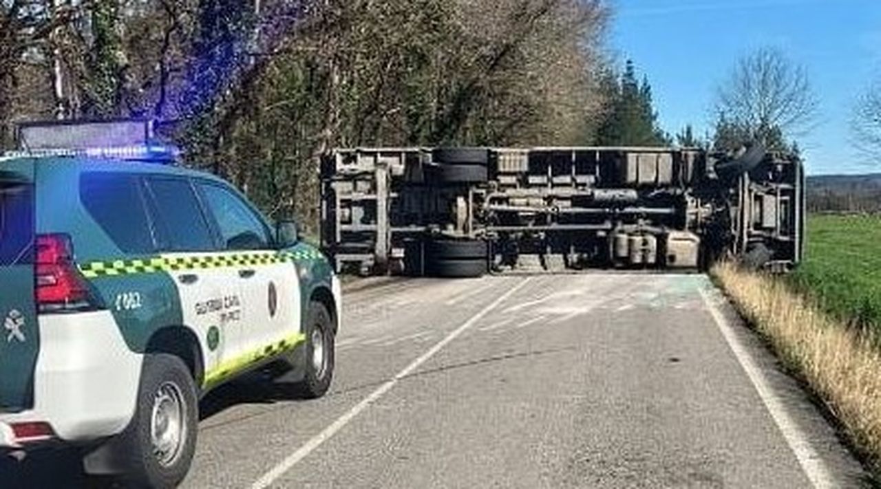 Un hombre resulta herido tras volcar con su camión en Pol