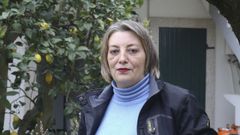 Amparo Mouri�o, paciente de diston�a, en el jard�n de su casa.