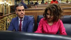 El presidente del Gobierno, Pedro S�nchez, y la vicepresidenta primera y ministra de Hacienda, Mar�a Jes�s Montero, este mi�rcoles en el Congreso de los Diputados.