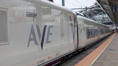 Un AVE en la estaci�n de Santiago