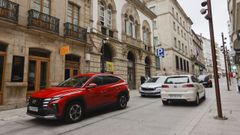 Tr&aacute;fico de entrada y de salida por la R&uacute;a do Teatro de Lugo, con una videoc&aacute;mara instalada en el edificio de la izquierda