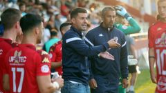 El entrenador del Arousa, Gonza, dando instrucciones a sus jugadores el pasado domingo en la final de la Copa Federación contra el Ourense CF