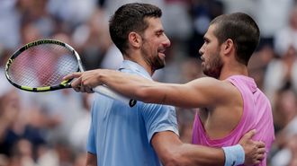 Novak Djokovic y Carlos Alcaraz, abrazados tras la victoria del espa�ol en semifinales del US Open 2025.