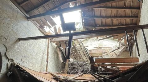 Interior de la iglesia de Almoite, en Baos de Molgas, tras la cada de un torre sobre el tejado