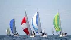 Imagen de archivo de veleros navegando hacia el paso de Sagres