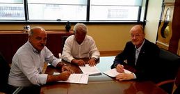 El concejal Manuel Ramos, S�nchez Fojo y Jos� Ruzo, ayer durante la r�brica del convenio en Nar�n. 