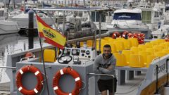 David Seijo en el puerto deportivo de Viveiro a bordo del barco Vivemar, construido en fibra y que en breve ofrecer� rutas diarias hasta el Fuci�o do Porco