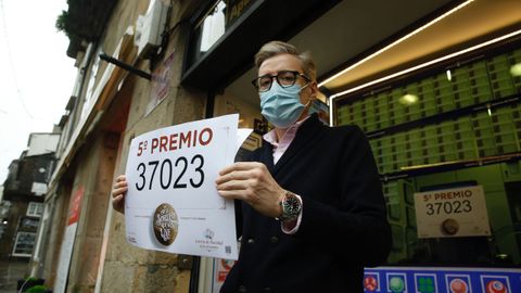 Otro quinto premio, el 37023, deja 60.000 euros en la zona ms turstica de Santiago. El administrador de Porta Faxeira, Jos Luis Tojo: Xa demos de todo: quintos, terceiros e ata primeiros