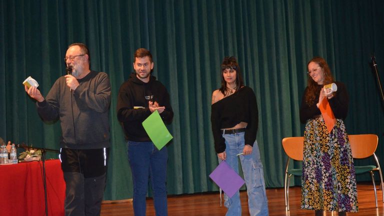 Participantes na primeira edici�n do B�veda Slam Poetry, celebrada no centro sociocultural do concello