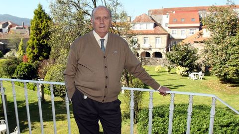 Bernardo L�pez Abad�n, en el jard�n de la casa que restaur� en el coraz�n de Pontevedra. 