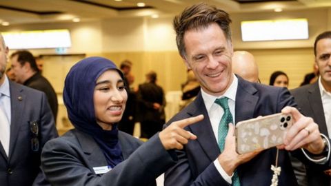 Hadiya Fatima, de 17 años, es la vicepresidenta del consejo estudiantil de Nueva Gales del Sur y pone cara al rechazo de muchos jóvenes de entornos rurales que tienen en las redes su vía de expresión