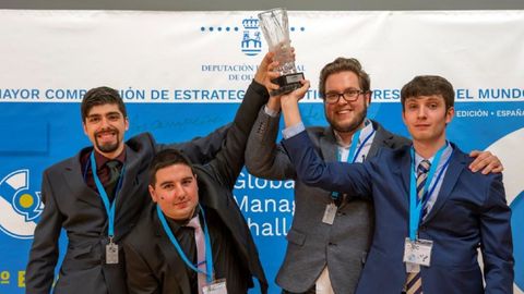 En la imagen, los estudiantes de grado de la Polit�cnica Superior de Ferrol que se llevaron el segundo premio