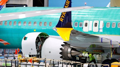La plantilla de Boeing ensamblando un 737 MAX para Ryanair en su planta de Washington.