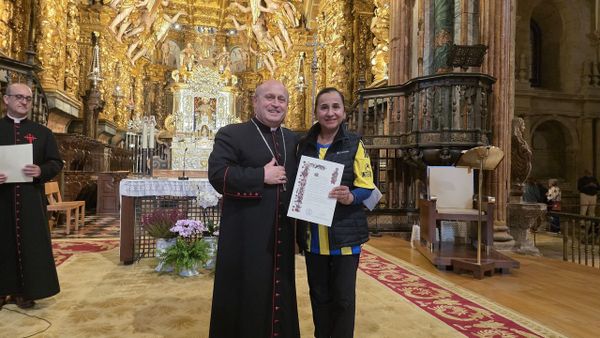El arzobispo de Santiago entreg&oacute; personalmente la compostela n&uacute;mero 500.000 a la mexicana Guadalupe Idalia Goicoechea