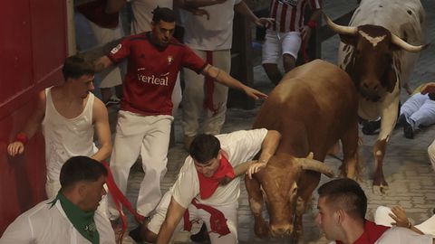 Un mozo, alcanzado por uno de los toros