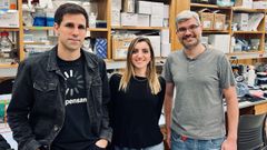 C�sar de la Fuente, a la izquierda, y dos miembros de su equipo en la Universidad de Pensilvania