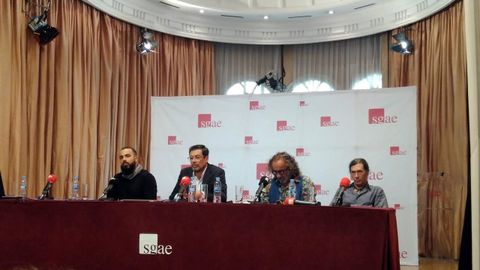 Jos� �ngel Hevia, segundo por la izquierda, durante el acto de la SGAE