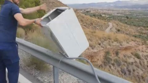 Paso 3. Empuja finalmente la vieja m�quina, que acaba destrozada colina abajo