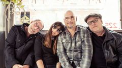 PIXIES EN UNA IMAGEN CON LA FORMACI�N ACTUAL 